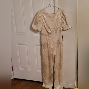 A cream jumper Or champagne Size large